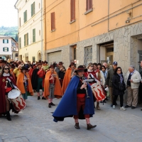 Foto Nicoloro G. 09/04/2012 Fontanelice ( BO) Cinquantaseiesima edizione della tradizionale " Sagra della pie' fretta ", cioe' della " pizza fritta ", che si tiene nella cittadina di Fontanelice ogni lunedi' di Pasqua e che oltre alle consuete bancarelle offre anche una divertente corsa di asini. nella foto Banda del Passatore di Brisighella