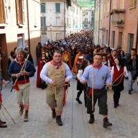 Foto Nicoloro G. 09/04/2012 Fontanelice ( BO) Cinquantaseiesima edizione della tradizionale " Sagra della pie' fretta ", cioe' della " pizza fritta ", che si tiene nella cittadina di Fontanelice ogni lunedi' di Pasqua e che oltre alle consuete bancarelle offre anche una divertente corsa di asini. nella foto Gli ”s’ ciucaren“