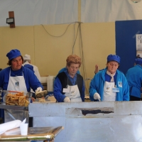 Foto Nicoloro G. 09/04/2012 Fontanelice ( BO) Cinquantaseiesima edizione della tradizionale " Sagra della pie' fretta ", cioe' della " pizza fritta ", che si tiene nella cittadina di Fontanelice ogni lunedi' di Pasqua e che oltre alle consuete bancarelle offre anche una divertente corsa di asini. nella foto La preparazione della "pie' fretta"