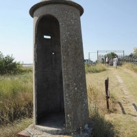 Foto Nicoloro G. 28/06/2012 Cervia ( Ravenna ) La salina Camillone, nel territorio di Cervia, e’ l’ ultima delle circa 150 saline a conduzione familiare che operavano prima del 1959, anno in cui le saline sono passate al Monopolio di Stato. Tutte le saline furono consorziate in una sola salina a produzione industriale e la salina Camillone e’ l’ unica rimasta artigianale in Italia. Qui tutto avviene ancora manualmente, nessun macchinario e’ utilizzato e il prelievo di sale e’ fatto ogni giorno nel periodo in cui resta aperta e cioe’ da Aprile a Settembre circa. E’ attiva grazie al volontariato del gruppo culturale ” Civilta’ salinara ” che gestisce anche il Museo del Sale di Cervia. Da giugno a settembre tutti i giovedi’ e le domeniche effettuano visite guidate per un pubblico che puo’ cosi’ assistere alle varie fasi del lavoro di estrazione del sale. nella foto Una garitta per Guardia di Finanza