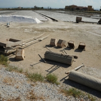 Foto Nicoloro G. 28/06/2012 Cervia ( Ravenna ) La salina Camillone, nel territorio di Cervia, e’ l’ ultima delle circa 150 saline a conduzione familiare che operavano prima del 1959, anno in cui le saline sono passate al Monopolio di Stato. Tutte le saline furono consorziate in una sola salina a produzione industriale e la salina Camillone e’ l’ unica rimasta artigianale in Italia. Qui tutto avviene ancora manualmente, nessun macchinario e’ utilizzato e il prelievo di sale e’ fatto ogni giorno nel periodo in cui resta aperta e cioe’ da Aprile a Settembre circa. E’ attiva grazie al volontariato del gruppo culturale ” Civilta’ salinara ” che gestisce anche il Museo del Sale di Cervia. Da giugno a settembre tutti i giovedi’ e le domeniche effettuano visite guidate per un pubblico che puo’ cosi’ assistere alle varie fasi del lavoro di estrazione del sale. nella foto Attrezzi in legno per l'estrazione