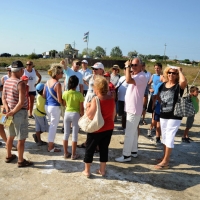 Foto Nicoloro G. 28/06/2012 Cervia ( Ravenna ) La salina Camillone, nel territorio di Cervia, e’ l’ ultima delle circa 150 saline a conduzione familiare che operavano prima del 1959, anno in cui le saline sono passate al Monopolio di Stato. Tutte le saline furono consorziate in una sola salina a produzione industriale e la salina Camillone e’ l’ unica rimasta artigianale in Italia. Qui tutto avviene ancora manualmente, nessun macchinario e’ utilizzato e il prelievo di sale e’ fatto ogni giorno nel periodo in cui resta aperta e cioe’ da Aprile a Settembre circa. E’ attiva grazie al volontariato del gruppo culturale ” Civilta’ salinara ” che gestisce anche il Museo del Sale di Cervia. Da giugno a settembre tutti i giovedi’ e le domeniche effettuano visite guidate per un pubblico che puo’ cosi’ assistere alle varie fasi del lavoro di estrazione del sale. nella foto Visitatori della salina