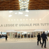 Foto Nicoloro G. Rimini 02/12/2010 Giornata inaugurale della Seconda edizione del ” Salone della Giustizia ” che si svolge dal 02 al 05 dicembre alla Fiera di Rimini. nella foto Una grande scritta "La Legge è uguale per tutti"