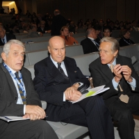 Foto Nicoloro G. 18/11/2010, Milano, Seconda edizione della conferenza internazionale " Science for Peace " organizzata dalla " Fondazione Veronesi ". In questa prima giornata il tema e' " La Scienza come linguaggio universale di Pace ". nella foto Alberto Martinelli – Umberto Veronesi – Giancarlo Aragona