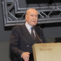 Foto Nicoloro G. 18/11/2010, Milano, Seconda edizione della conferenza internazionale " Science for Peace " organizzata dalla " Fondazione Veronesi ". In questa prima giornata il tema e' " La Scienza come linguaggio universale di Pace ". nella foto Umberto Veronesi