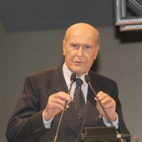 Foto Nicoloro G. 18/11/2010, Milano, Seconda edizione della conferenza internazionale " Science for Peace " organizzata dalla " Fondazione Veronesi ". In questa prima giornata il tema e' " La Scienza come linguaggio universale di Pace ". nella foto Umberto Veronesi
