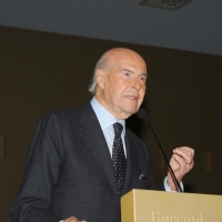 Foto Nicoloro G. 18/11/2011 Milano Si svolge all’ Universita’ Bocconi la terza conferenza internazionale di ” Science for Peace “, due giorni di incontri e dibattiti per promuovere la diffusione di una cultura di pace e la progressiva riduzione degli ordigni nucleari e delle spese militari a favore di maggiori investimenti in ricerca e sviluppo. nella foto Umberto Veronesi