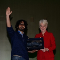 Foto Nicoloro G.   14/11/2014   Milano     Sesta Conferenza Mondiale " Science for Peace " dal titolo " Pace come condizione del benessere ". nella foto l' artista yemenita  Murad Subay, vincitore dell "Art for Peace Award 2014 ", riceve il premio da Kathleen Kennedy Townsend.