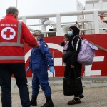 Foto Nicoloro G.  10/04/2024    Ravenna   E' approdata alla banchina di Marina di Ravenna la nave Ong Life Support con a bordo 200 migranti, dei quali 167 sono uomini, 15 sono donne e 18 minori di cui 8 non accompagnati. I paesi di provenienza dei migranti sono il Bangladesh, la Siria, il Pakistan, l'  Eritrea, l' Egitto e il Ghana. nella foto sono una decina le famiglie con minori al seguito.