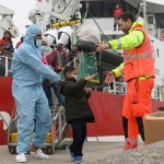 Foto Nicoloro G.  10/04/2024    Ravenna   E' approdata alla banchina di Marina di Ravenna la nave Ong Life Support con a bordo 200 migranti, dei quali 167 sono uomini, 15 sono donne e 18 minori di cui 8 non accompagnati. I paesi di provenienza dei migranti sono il Bangladesh, la Siria, il Pakistan, l'  Eritrea, l' Egitto e il Ghana. nella foto sono una decina le famiglie con minori al seguito.
