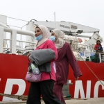 Foto Nicoloro G.   10/04/2024    Ravenna   E' approdata alla banchina di Marina di Ravenna la nave Ong Life Support con a bordo 200 migranti, dei quali 167 sono uomini, 15 sono donne e 18 minori di cui 8 non accompagnati. I paesi di provenienza dei migranti sono il Bangladesh, la Siria, il Pakistan, l'  Eritrea, l' Egitto e il Ghana. nella foto lo sbarco di alcuni migranti che verranno accompagnati in una struttura per l' identificazione e una visita medica accurata.