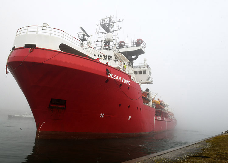 Foto Nicoloro G.   17/12/2024   Ravenna   E' approdata nel porto di Marina di Ravenna la nave Ocean Viking della ong Sos Mediterranee con a bordo 163 naufraghi. Di questi 100 sono uomini adulti , 9 donne delle quali una e' incinta e un' altra con un neonato, 21 sono minori non accompagnati e 33 minori di altrettanti nuclei famigliari..  I paesi di provenienza sono Afghanistan, Siria, Iran, Gambia ma anche Uzbekistan e Pakistan. nella foto la nave Ocean Viking.