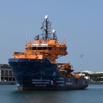 Foto Nicoloro G.   14/06/2025   Ravenna   E\' approdata nel porto di Ravenna la nave ong Solidaire con a bordo 76 migranti tutti uomini di cui 14 minori non accompagnati. I paesi di provenienza sono per la maggior parte Bangladesh, Marocco e Egitto. A questi si aggiungono migranti provenienti da Siria, Eritrea, Etiopia, Yemen e Libia. nella foto la nave ong Solidaire.