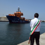 Foto Nicoloro G.   14/06/2025   Ravenna   E\' approdata nel porto di Ravenna la nave ong Solidaire con a bordo 76 migranti tutti uomini di cui 14 minori non accompagnati. I paesi di provenienza sono per la maggior parte Bangladesh, Marocco e Egitto. A questi si aggiungono migranti provenienti da Siria, Eritrea, Etiopia, Yemen e Libia. nella foto il neo sindaco Alessandro Barattoni ha voluto assistere allo sbarco della ventunesima nave ong nel porto di Ravenna.
