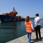 Foto Nicoloro G.   14/06/2025   Ravenna   E\' approdata nel porto di Ravenna la nave ong Solidaire con a bordo 76 migranti tutti uomini di cui 14 minori non accompagnati. I paesi di provenienza sono per la maggior parte Bangladesh, Marocco e Egitto. A questi si aggiungono migranti provenienti da Siria, Eritrea, Etiopia, Yemen e Libia. nella foto il neo sindaco Alessandro Barattoni ha voluto assistere allo sbarco della ventunesima nave ong nel porto di Ravenna.
