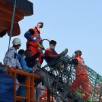 Foto Nicoloro G.   14/06/2025   Ravenna   E\' approdata nel porto di Ravenna la nave ong Solidaire con a bordo 76 migranti tutti uomini di cui 14 minori non accompagnati. I paesi di provenienza sono per la maggior parte Bangladesh, Marocco e Egitto. A questi si aggiungono migranti provenienti da Siria, Eritrea, Etiopia, Yemen e Libia. nella foto il primo a sbarcare e\' stato un giovane siriano con una protesi alla gamba destra.
