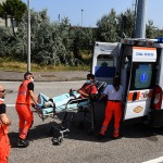 Foto Nicoloro G.   14/06/2025   Ravenna   E\' approdata nel porto di Ravenna la nave ong Solidaire con a bordo 76 migranti tutti uomini di cui 14 minori non accompagnati. I paesi di provenienza sono per la maggior parte Bangladesh, Marocco e Egitto. A questi si aggiungono migranti provenienti da Siria, Eritrea, Etiopia, Yemen e Libia. nella foto il primo a sbarcare e\' stato un giovane siriano con una protesi alla gamba destra.