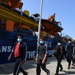 Foto Nicoloro G.   14/06/2025   Ravenna   E' approdata nel porto di Ravenna la nave ong Solidaire con a bordo 76 migranti tutti uomini di cui 14 minori non accompagnati. I paesi di provenienza sono per la maggior parte Bangladesh, Marocco e Egitto. A questi si aggiungono migranti provenienti da Siria, Eritrea, Etiopia, Yemen e Libia. nella foto un momento dello sbarco.