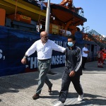 Foto Nicoloro G.   14/06/2025   Ravenna   E' approdata nel porto di Ravenna la nave ong Solidaire con a bordo 76 migranti tutti uomini di cui 14 minori non accompagnati. I paesi di provenienza sono per la maggior parte Bangladesh, Marocco e Egitto. A questi si aggiungono migranti provenienti da Siria, Eritrea, Etiopia, Yemen e Libia. nella foto il prefetto Raffaele Ricciardi aiuta i migranti a sbarcare.