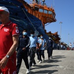 Foto Nicoloro G.   14/06/2025   Ravenna   E' approdata nel porto di Ravenna la nave ong Solidaire con a bordo 76 migranti tutti uomini di cui 14 minori non accompagnati. I paesi di provenienza sono per la maggior parte Bangladesh, Marocco e Egitto. A questi si aggiungono migranti provenienti da Siria, Eritrea, Etiopia, Yemen e Libia. nella foto un momento dello sbarco.