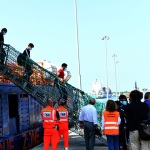 Foto Nicoloro G.   14/06/2025   Ravenna   E' approdata nel porto di Ravenna la nave ong Solidaire con a bordo 76 migranti tutti uomini di cui 14 minori non accompagnati. I paesi di provenienza sono per la maggior parte Bangladesh, Marocco e Egitto. A questi si aggiungono migranti provenienti da Siria, Eritrea, Etiopia, Yemen e Libia. nella foto un momento dello sbarco.