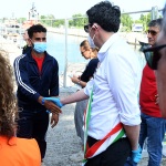 Foto Nicoloro G.   14/06/2025   Ravenna   E' approdata nel porto di Ravenna la nave ong Solidaire con a bordo 76 migranti tutti uomini di cui 14 minori non accompagnati. I paesi di provenienza sono per la maggior parte Bangladesh, Marocco e Egitto. A questi si aggiungono migranti provenienti da Siria, Eritrea, Etiopia, Yemen e Libia. nella foto il neo sindaco Alessandro Barattoni ha voluto assistere allo sbarco della ventunesima nave ong nel porto di Ravenna.