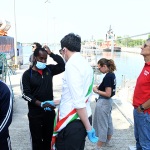Foto Nicoloro G.   14/06/2025   Ravenna   E' approdata nel porto di Ravenna la nave ong Solidaire con a bordo 76 migranti tutti uomini di cui 14 minori non accompagnati. I paesi di provenienza sono per la maggior parte Bangladesh, Marocco e Egitto. A questi si aggiungono migranti provenienti da Siria, Eritrea, Etiopia, Yemen e Libia. nella foto il neo sindaco Alessandro Barattoni ha voluto assistere allo sbarco della ventunesima nave ong nel porto di Ravenna.