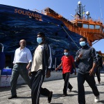 Foto Nicoloro G.   14/06/2025   Ravenna   E' approdata nel porto di Ravenna la nave ong Solidaire con a bordo 76 migranti tutti uomini di cui 14 minori non accompagnati. I paesi di provenienza sono per la maggior parte Bangladesh, Marocco e Egitto. A questi si aggiungono migranti provenienti da Siria, Eritrea, Etiopia, Yemen e Libia. nella foto un momento dello sbarco.