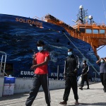 Foto Nicoloro G.   14/06/2025   Ravenna   E' approdata nel porto di Ravenna la nave ong Solidaire con a bordo 76 migranti tutti uomini di cui 14 minori non accompagnati. I paesi di provenienza sono per la maggior parte Bangladesh, Marocco e Egitto. A questi si aggiungono migranti provenienti da Siria, Eritrea, Etiopia, Yemen e Libia. nella foto un momento dello sbarco.