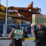Foto Nicoloro G.   14/06/2025   Ravenna   E' approdata nel porto di Ravenna la nave ong Solidaire con a bordo 76 migranti tutti uomini di cui 14 minori non accompagnati. I paesi di provenienza sono per la maggior parte Bangladesh, Marocco e Egitto. A questi si aggiungono migranti provenienti da Siria, Eritrea, Etiopia, Yemen e Libia. nella foto alcuni volontati danno un saluto di benvenuto ai migranti.