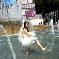 Foto Nicoloro G. 11/08/2012 Milano Un adagio recita ” Sposa bagnata sposa fortunata ” e la sposina cinese, vuoi il grande caldo complice, sembra volerlo evocare.  nella foto La sposina nella vasca della fontana