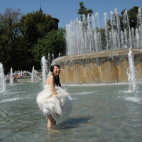Foto Nicoloro G. 11/08/2012 Milano Un adagio recita ” Sposa bagnata sposa fortunata ” e la sposina cinese, vuoi il grande caldo complice, sembra volerlo evocare.  nella foto La sposina nella vasca della fontana
