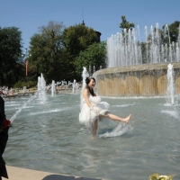 Foto Nicoloro G. 11/08/2012 Milano Un adagio recita ” Sposa bagnata sposa fortunata ” e la sposina cinese, vuoi il grande caldo complice, sembra volerlo evocare.  nella foto La sposina nella vasca della fontana
