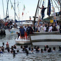 Foto Nicoloro G. 12/05/2013 Cervia ( Ravenna ) La cerimonia dello Sposalizio del mare si ripropone a Cervia dal 1445 e quest’ anno è dedicata al beato Giovanni Paolo II. Come è tradizione anche questa 569° edizione trova il suo momento più significativo nella sfida, tra i giovani cervesi, della pesca dell’ anello lanciato in mare dal vescovo della città nella foto L'arcivescovo di Ravenna Lorenzo Ghizzoni benedice i partecipanti alla pesca dell'anello