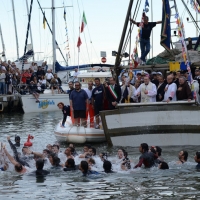 Foto Nicoloro G. 12/05/2013 Cervia ( Ravenna ) La cerimonia dello Sposalizio del mare si ripropone a Cervia dal 1445 e quest’ anno è dedicata al beato Giovanni Paolo II. Come è tradizione anche questa 569° edizione trova il suo momento più significativo nella sfida, tra i giovani cervesi, della pesca dell’ anello lanciato in mare dal vescovo della città nella foto L'arcivescovo di Ravenna Lorenzo Ghizzoni benedice i partecipanti alla pesca dell'anello