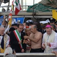 Foto Nicoloro G. 12/05/2013 Cervia ( Ravenna ) La cerimonia dello Sposalizio del mare si ripropone a Cervia dal 1445 e quest’ anno è dedicata al beato Giovanni Paolo II. Come è tradizione anche questa 569° edizione trova il suo momento più significativo nella sfida, tra i giovani cervesi, della pesca dell’ anello lanciato in mare dal vescovo della città nella foto Giuseppe Lupi – Lorenzo Ghizzoni – Roberto Zoffoli