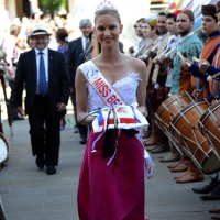 Foto Nicoloro G.  01/06/2014  Cervia ( Ravenna )  570 ° edizione dello " Sposalizio del Mare ". nella foto  Coraline Aillard, miss Beaujolais del comprensorio francese Pays Beaujolais ospite d' onore, con l' anello che sarà lanciato in mare.