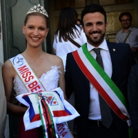 Foto Nicoloro G.  01/06/2014  Cervia ( Ravenna )  570° edizione dello " Sposalizio del Mare ". nella foto  Coraline Aillard, miss Beaujolais del comprensorio francese Pays Beaujolais ospite d' onore, con l' anello che sarà lanciato in mare, e il neo sindaco di Cervia Luca Coffari.