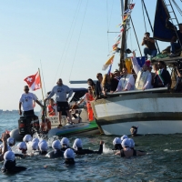 Foto Nicoloro G.  01/06/2014  Cervia ( Ravenna )  570° edizione dello " Sposalizio del Mare ". nella foto tutti i partecipanti  pronti ad immergersi mentre l' arcivescovo lancia in mare l' anello.