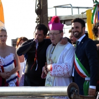 oto Nicoloro G.  01/06/2014  Cervia ( Ravenna )  570° edizione dello \" Sposalizio del Mare \". nella foto  da sinistra il vincitore di questa edizione Mauro Puntiroli del Circolo Nautico di Cervia, Coraline Aillard, miss Beaujolais del comprensorio francese Pays Beaujolais ospite d\' onore, l\' arcivescovo Lorenzo Ghizzoni e il neo sindaco Luca Coffari.