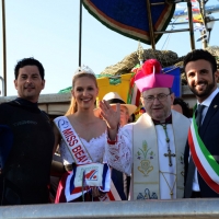 Foto Nicoloro G.  01/06/2014  Cervia ( Ravenna )  570° edizione dello \" Sposalizio del Mare \". nella foto  da sinistra il vincitore di questa edizione Mauro Puntiroli del Circolo Nautico di Cervia, Coraline Aillard, miss Beaujolais del comprensorio francese Pays Beaujolais ospite d\' onore, l\' arcivescovo Lorenzo Ghizzoni e il neo sindaco Luca Coffari.