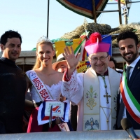 Foto Nicoloro G.  01/06/2014  Cervia ( Ravenna )  570° edizione dello \" Sposalizio del Mare \". nella foto  da sinistra il vincitore di questa edizione Mauro Puntiroli del Circolo Nautico di Cervia, Coraline Aillard, miss Beaujolais del comprensorio francese Pays Beaujolais ospite d\' onore, l\' arcivescovo Lorenzo Ghizzoni e il neo sindaco Luca Coffari.