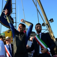 Foto Nicoloro G.  01/06/2014  Cervia ( Ravenna )  570° edizione dello \" Sposalizio del Mare \". nella foto il vincitore di questa edizione Mauro Puntiroli del Circolo Nautico di Cervia con il neo sindaco di Cervia Luca Coffari.