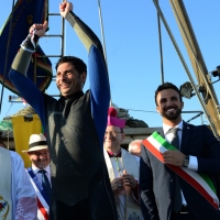 Foto Nicoloro G.  01/06/2014  Cervia ( Ravenna )  570° edizione dello \" Sposalizio del Mare \". nella foto il vincitore di questa edizione Mauro Puntiroli del Circolo Nautico di Cervia con il neo sindaco di Cervia Luca Coffari.