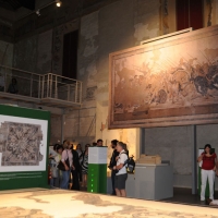 Foto Nicoloro G. 20/05/2011 Ravenna Inaugurato nella ex chiesa di San Nicolo’ il ” TAMO “, tutta l’ avventura del mosaico, un centro espositivo permanente di mosaici che raccontano la storia, la tradizione e la cultura musiva del territorio. Inoltre e’ possibile mediante tavoli touchscreen scoprire tutto sul processo di realizzazione del mosaico esplorando in modo interattivo un cantiere antico, una bottega dell’ Ottocento e un laboratorio contemporaneo. nella foto Interno del centro espositivo