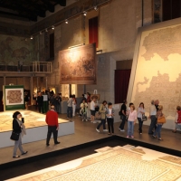 Foto Nicoloro G. 20/05/2011 Ravenna Inaugurato nella ex chiesa di San Nicolo’ il ” TAMO “, tutta l’ avventura del mosaico, un centro espositivo permanente di mosaici che raccontano la storia, la tradizione e la cultura musiva del territorio. Inoltre e’ possibile mediante tavoli touchscreen scoprire tutto sul processo di realizzazione del mosaico esplorando in modo interattivo un cantiere antico, una bottega dell’ Ottocento e un laboratorio contemporaneo. nella foto Interno del centro espositivo