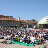 Foto Nicoloro G.  10/09/2010  Milano Primo venerdì di preghiera per la comunità islamica dopo la fine del Ramadan. nella foto La comunità in preghiera all'aperto