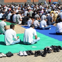 Foto Nicoloro G.  10/09/2010  Milano Primo venerdì di preghiera per la comunità islamica dopo la fine del Ramadan. nella foto La comunità in preghiera all'aperto