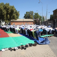 Foto Nicoloro G.  10/09/2010  Milano Primo venerdì di preghiera per la comunità islamica dopo la fine del Ramadan. nella foto La comunità in preghiera all\'aperto