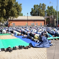 Foto Nicoloro G.  10/09/2010  Milano Primo venerdì di preghiera per la comunità islamica dopo la fine del Ramadan. nella foto La comunità in preghiera all\'aperto